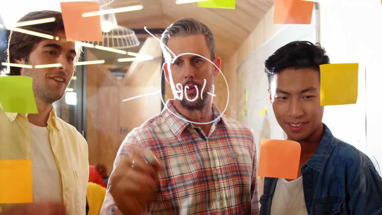 ejecutivos de negocios interactuando en la sala de conferencias