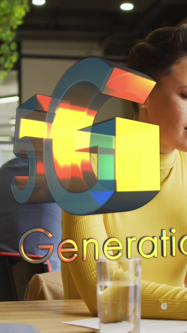 La empresaria está sentada en una mesa en una oficina moderna y usando un smartphone