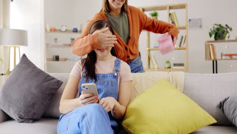 felicidad, mujeres o sofá con regalo sorpresa