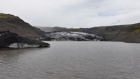 Toma-De-Drones-De-Un-Glaciar-Y-Una-Laguna-Glacial-En-Un-Paisaje-Cambiante-De-Islandia-En-Un-Día-Nublado-De-Verano-A-60-Fps.