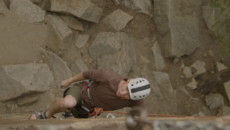 escalador en una roca de pared