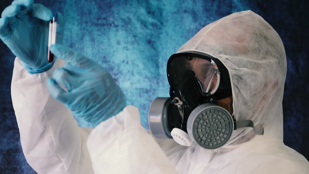 과학자들은 코로나바이러스, 파란색 검정색 배경에 대한 백신을 분석합니다