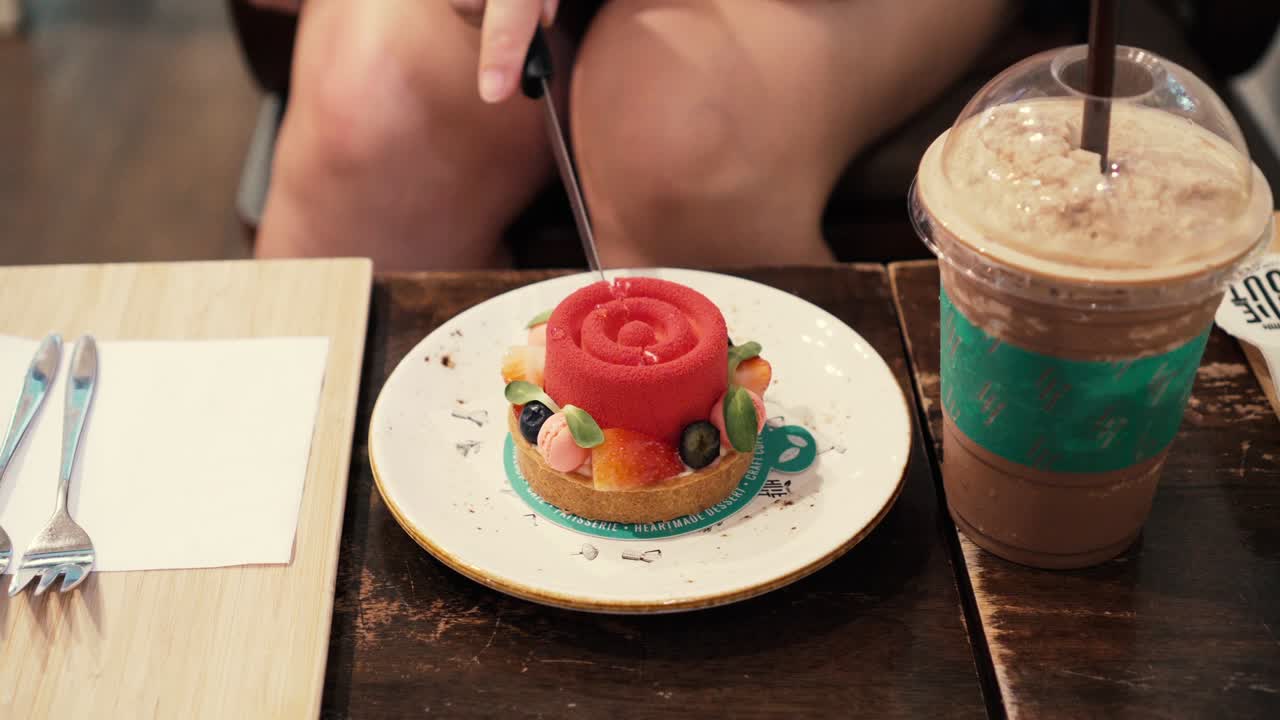 커피 카페에서 케이크를 잘라내는 여자