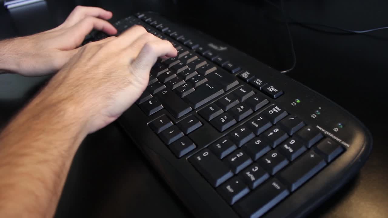 Tangan Mengetik di Keyboard Komputer Hitam