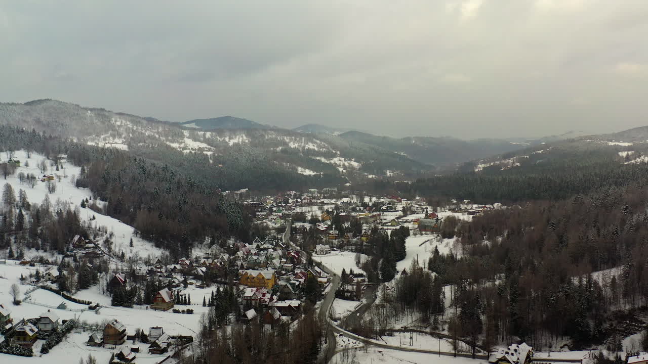 얼어붙은 겨울 풍경과 눈 인 봉우리