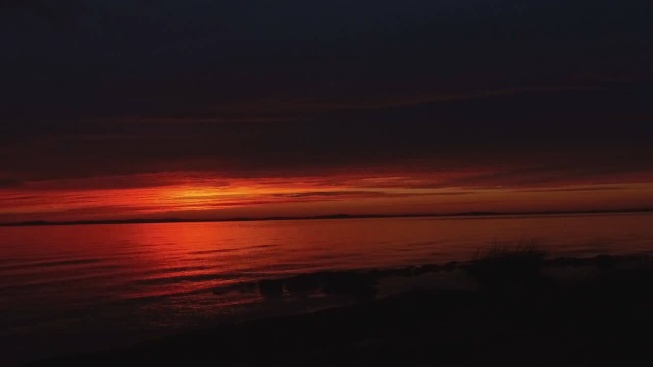 Kurische Nehrung und Haff bei spätem Sonnenuntergang. Statische Luftaufnahme
