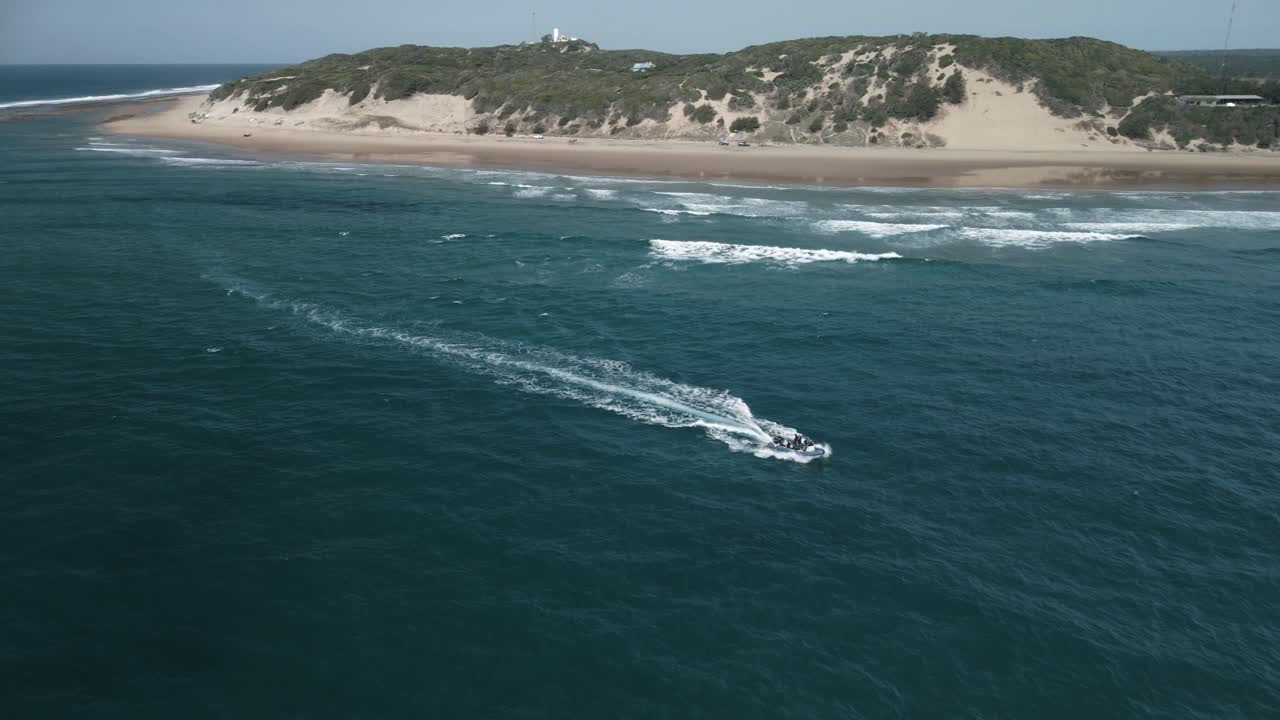 fotografía aérea de un pequeño barco navegando a través del mar agitado en mozambique