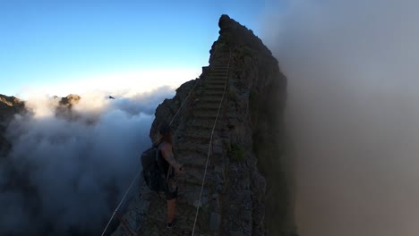 Toma-Panorámica-De-360-Grados-De-Un-Hombre-Joven,-En-Forma-Y-Atlético-Que-Camina-Hasta-La-Cima-Del-Pico-Das-Torres-En-Madeira