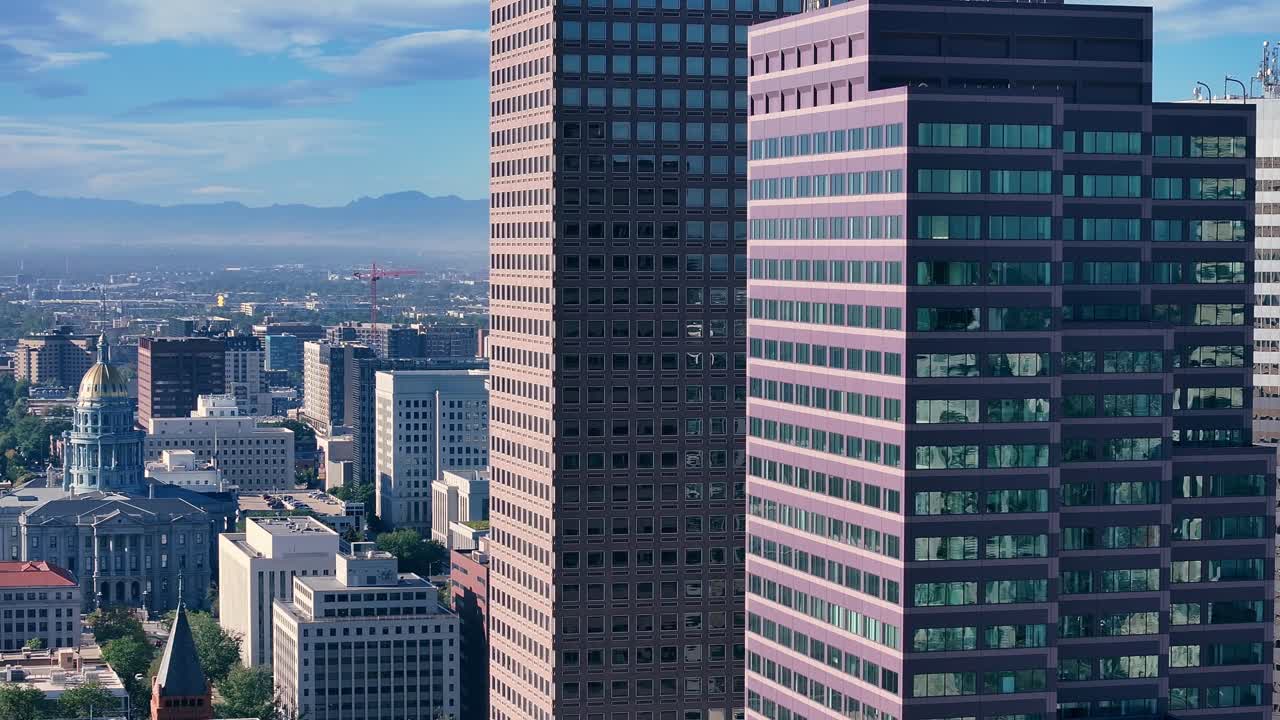 Teleobiettivo ravvicinato dei grattacieli di Denver a mezzogiorno, con le finestre che riflettono il palazzo del Campidoglio, Colorado, USA.