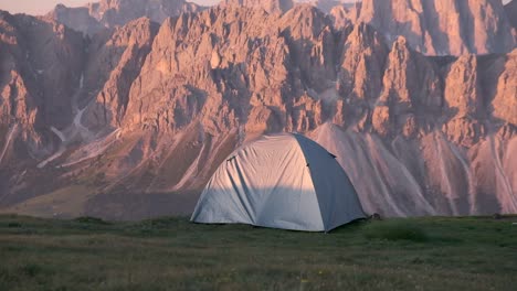 Acampada-Salvaje-En-Las-Montañas-Dolomitas-Del-Norte-De-Italia,-Dolomitas