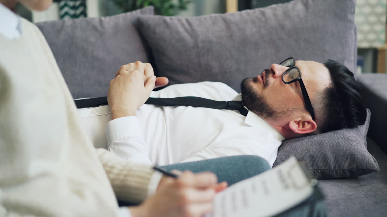 심리학자가 환자와 만난다.