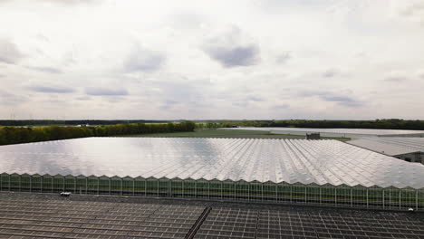 granja de paneles solares y invernaderos masivos, vista aérea de drones