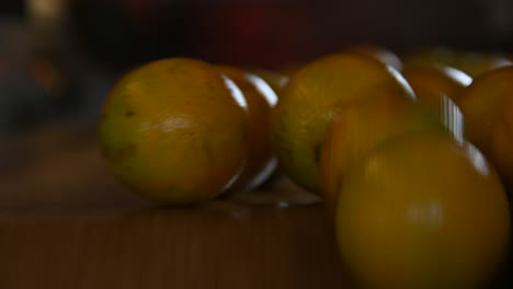 naranjas en la cinta transportadora cayendo rápido