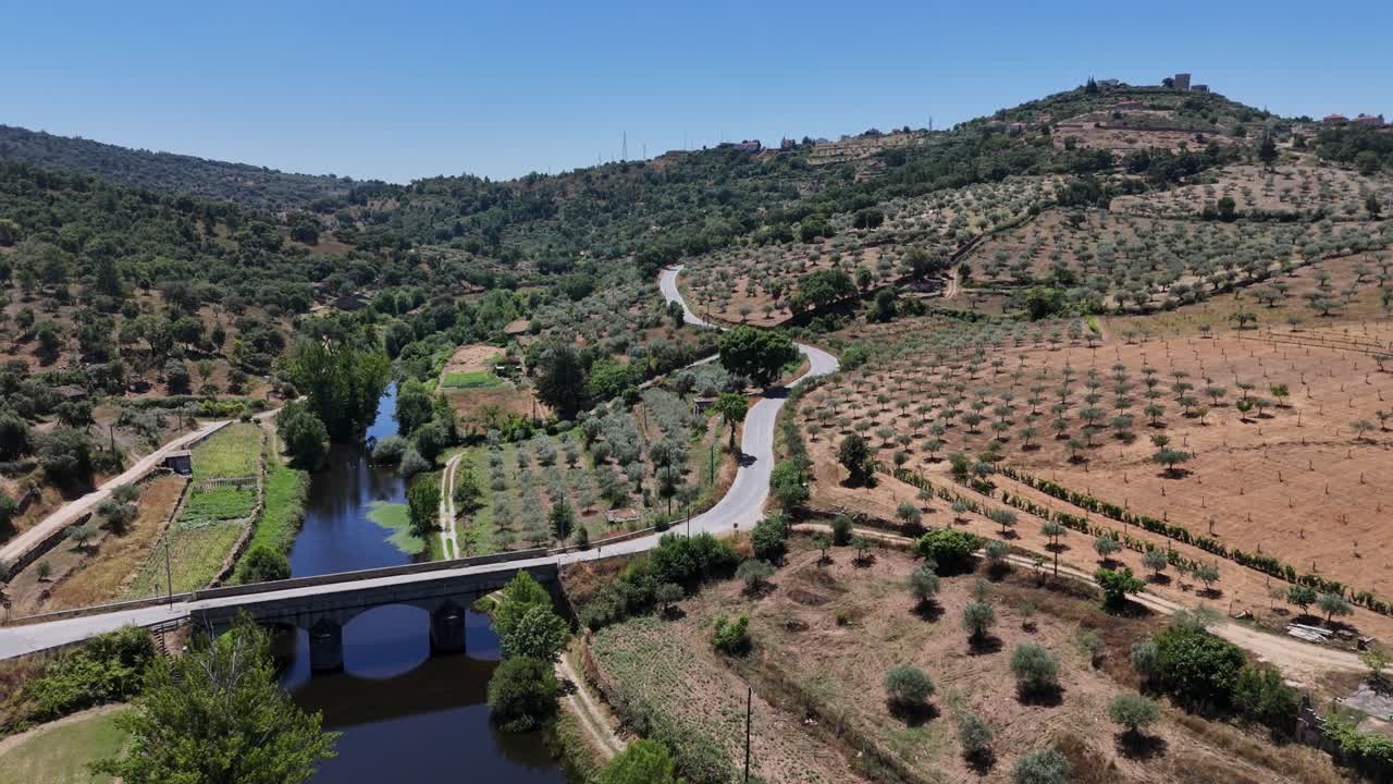 Ponte su un fiume nel tipico paesaggio portoghese
