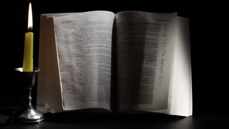 viento de vela y biblia