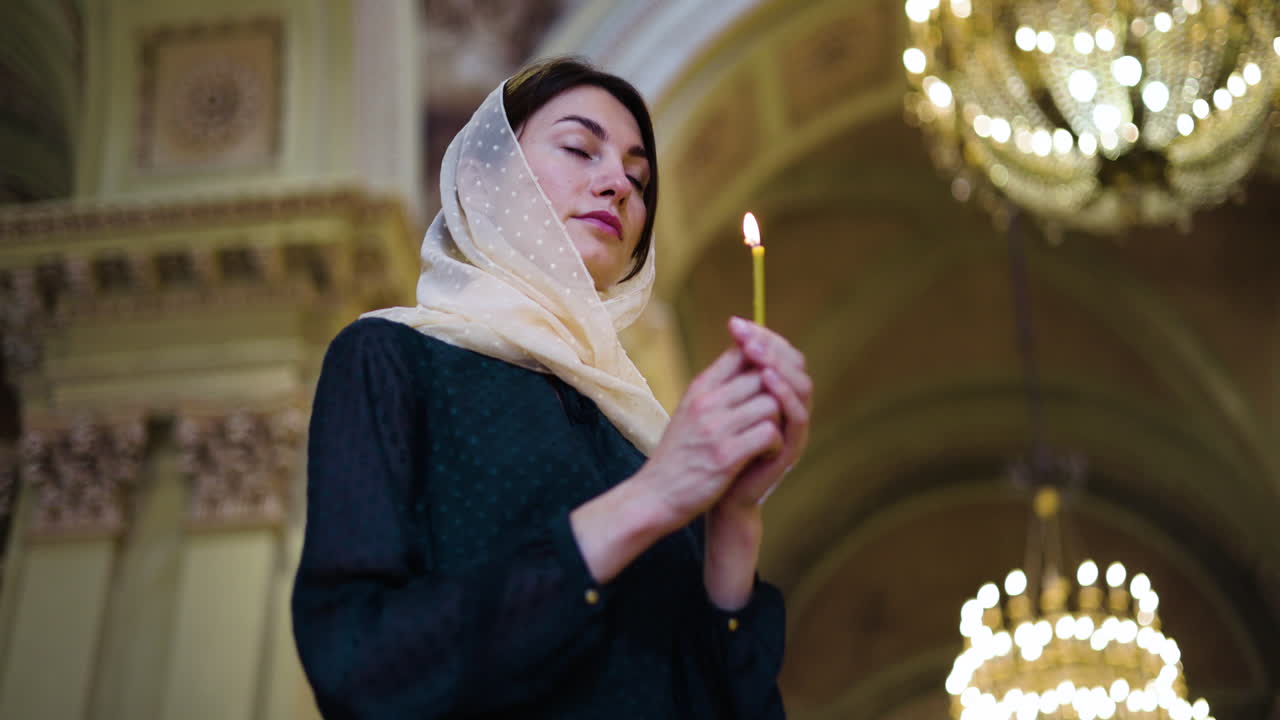 교회 에 있는 여자