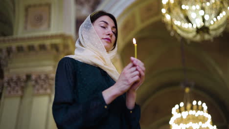 mujer en la iglesia