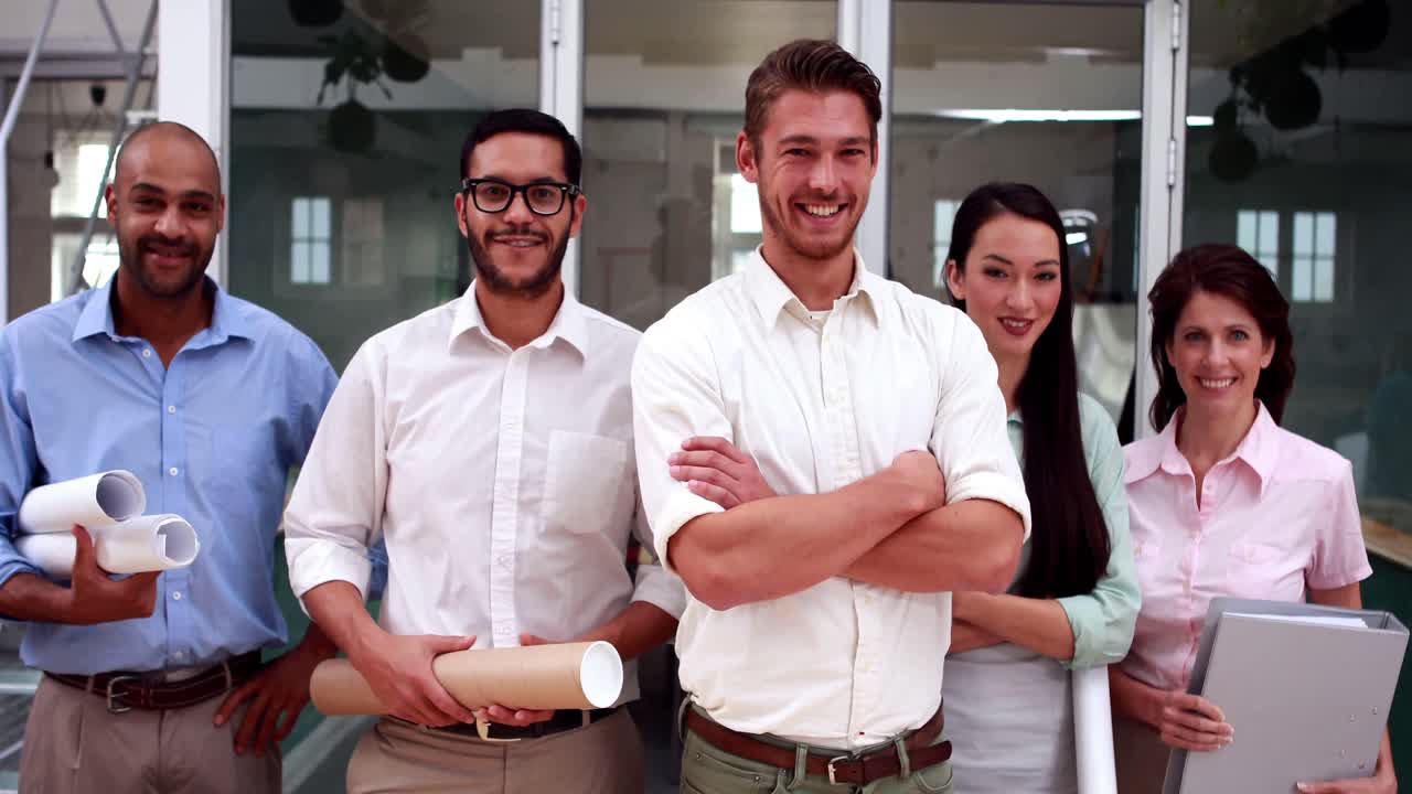 equipe de arquitetos sorrindo para a câmera