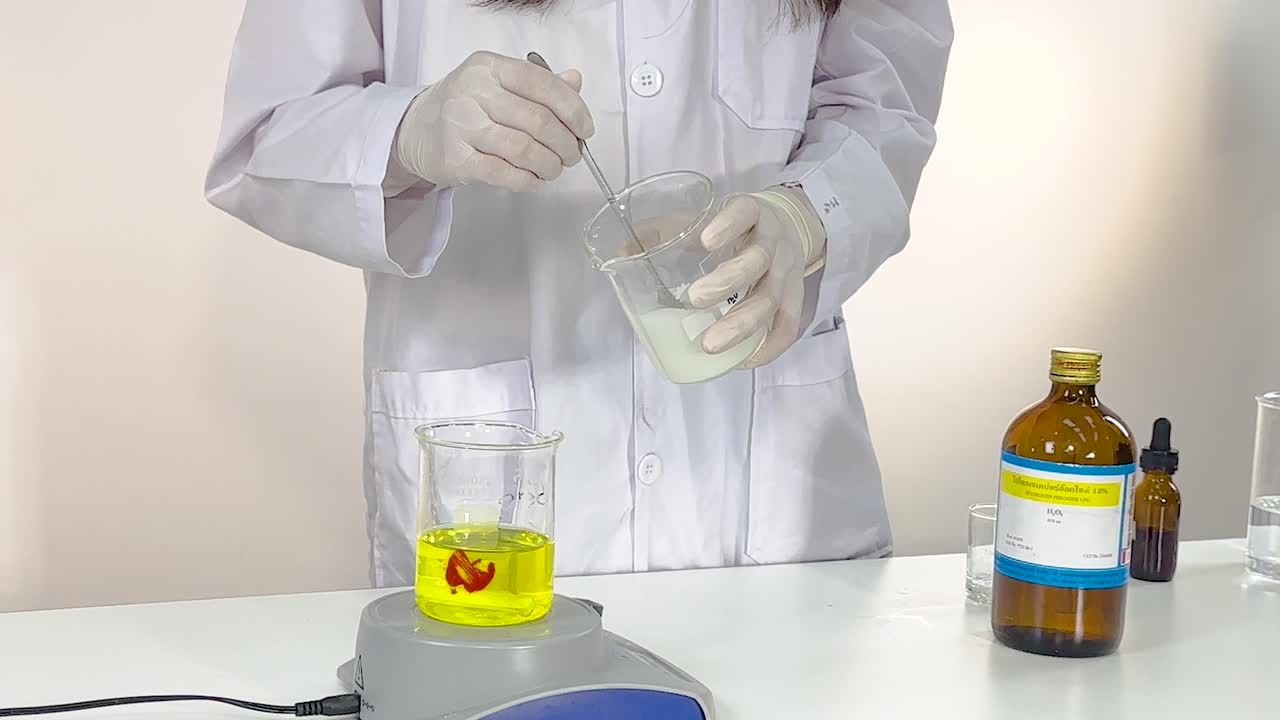 demostrando una reacción química con cambio de color