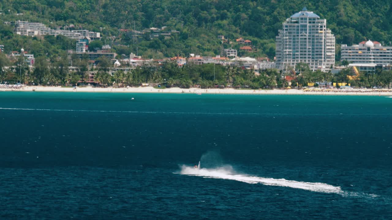 crucero en moto de agua en la playa de tailandia en un día soleado