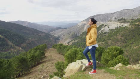 Mujer-Joven-En-Una-Meseta-Montañosa