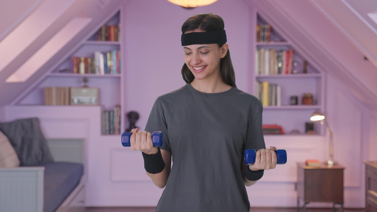 mujer india feliz levantando pesas