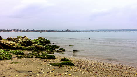 Zeitraffer-Von-Meereswellen-Und-Sich-Bewegenden-Wolken-Am-Strand-Oder-An-Der-Küste-Von-Sizilien-In-Italien