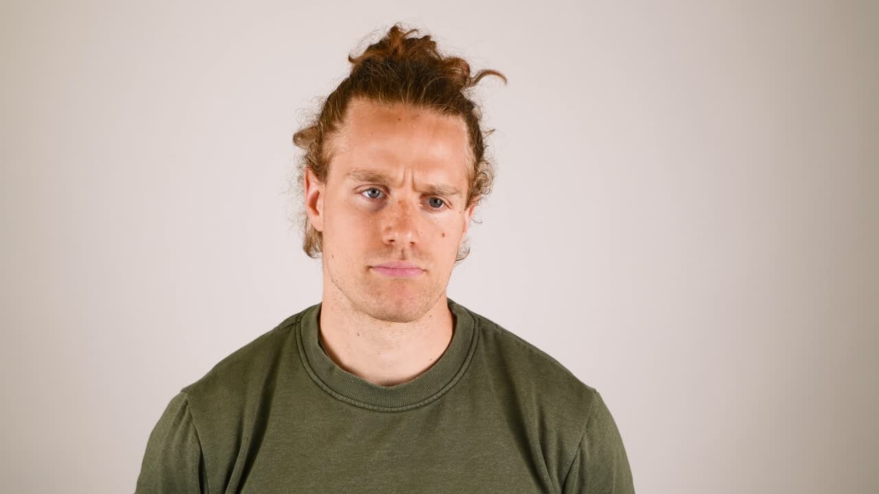 мужчина оглядывается по сторонам и смотрит в разные стороны