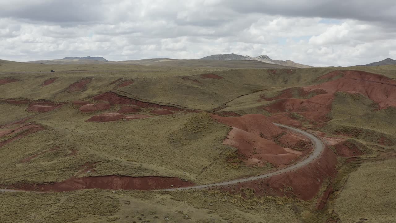 vista aérea de montañas rojas y cielo nublado en las tierras altas peruanas