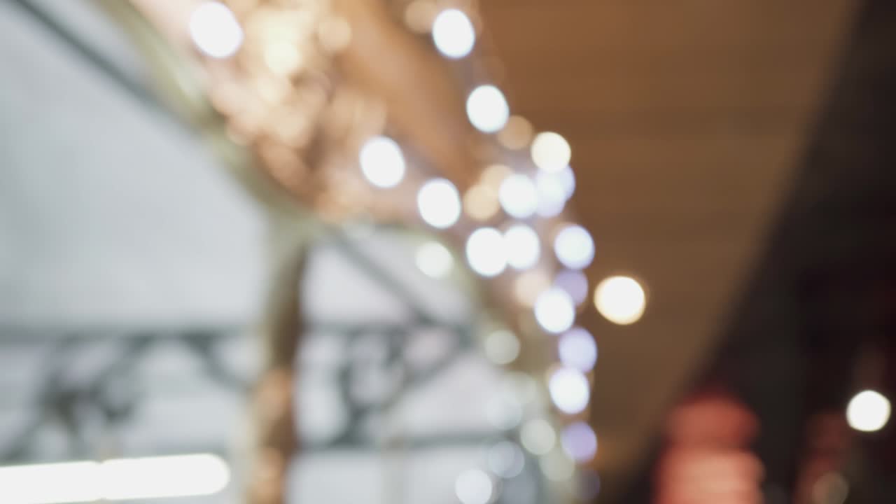 밤에 놀이 공원에서 회전하는 카루셀. 쳐다보십시오. 주체는 왼쪽에 있습니다. 초점 밖.