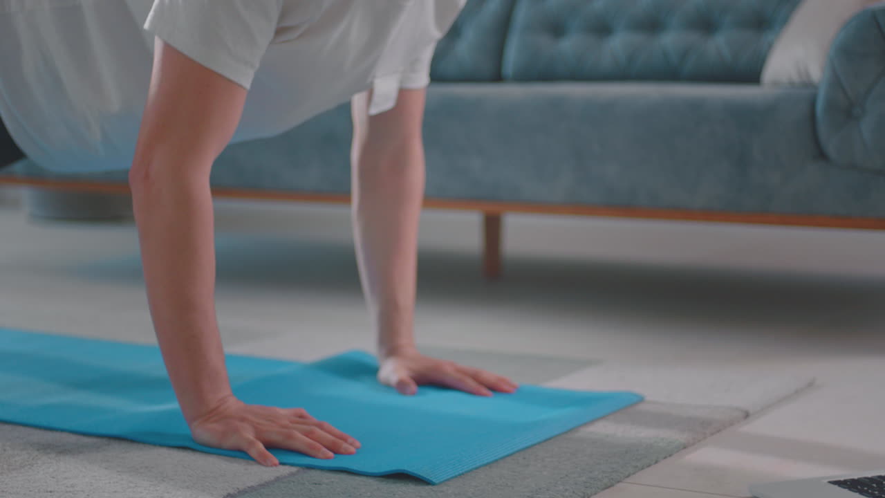 joven atlético haciendo flexiones