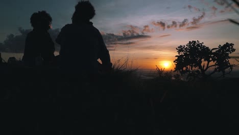 Pareja-Disfruta-Del-Amanecer-En-Cámara-Lenta