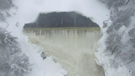 vista elevada y elevada de cascadas en el hermoso invierno de canadá