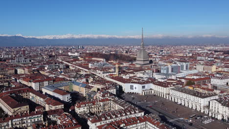 vista de turín y la cúpula de mole antonelliana en un día soleado, italia. órbita aérea