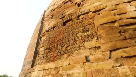 Las-Antiguas-Ruinas-Históricas-De-Dhamek-Stupa-Con-Tallas-Florales-En-Sarnath,-Varanasi,-India