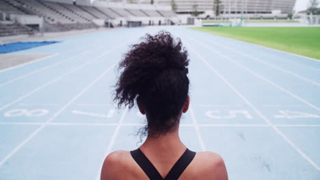 mujer lista para correr en la pista