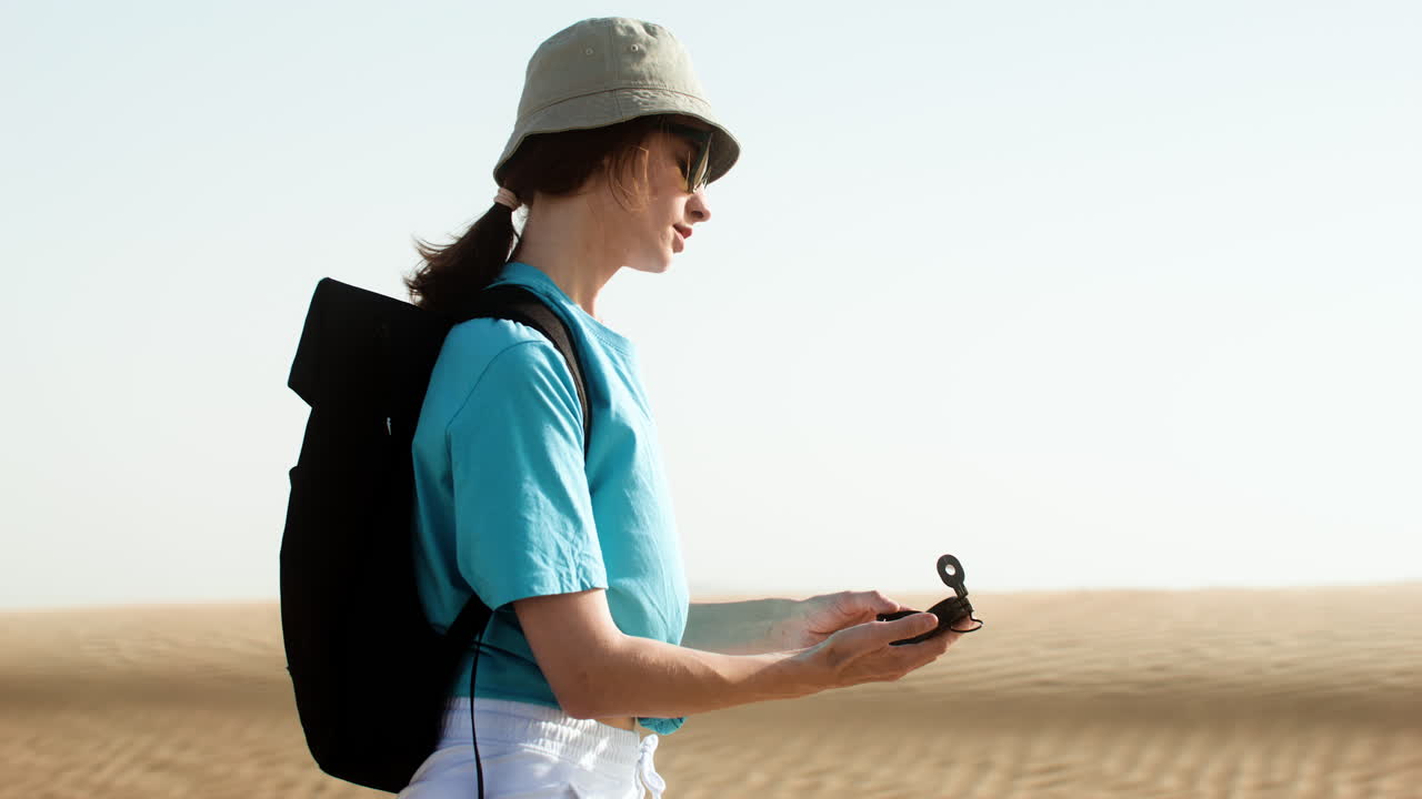 손에 들고 있는 나침반