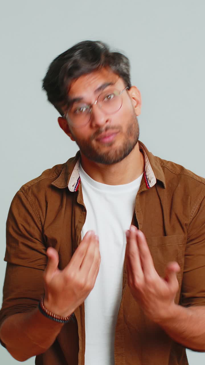 손가락을 는 남자는 현금을 보여주는 몸짓으로 을 으라고 요구하고 대출을 받아 쇼핑을 하고 구걸을 합니다.