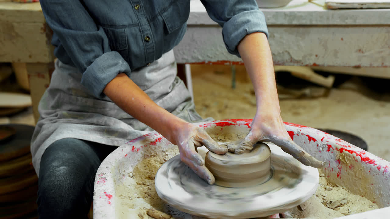 여성 도자기 모형 점토의 중간 섹션 4k