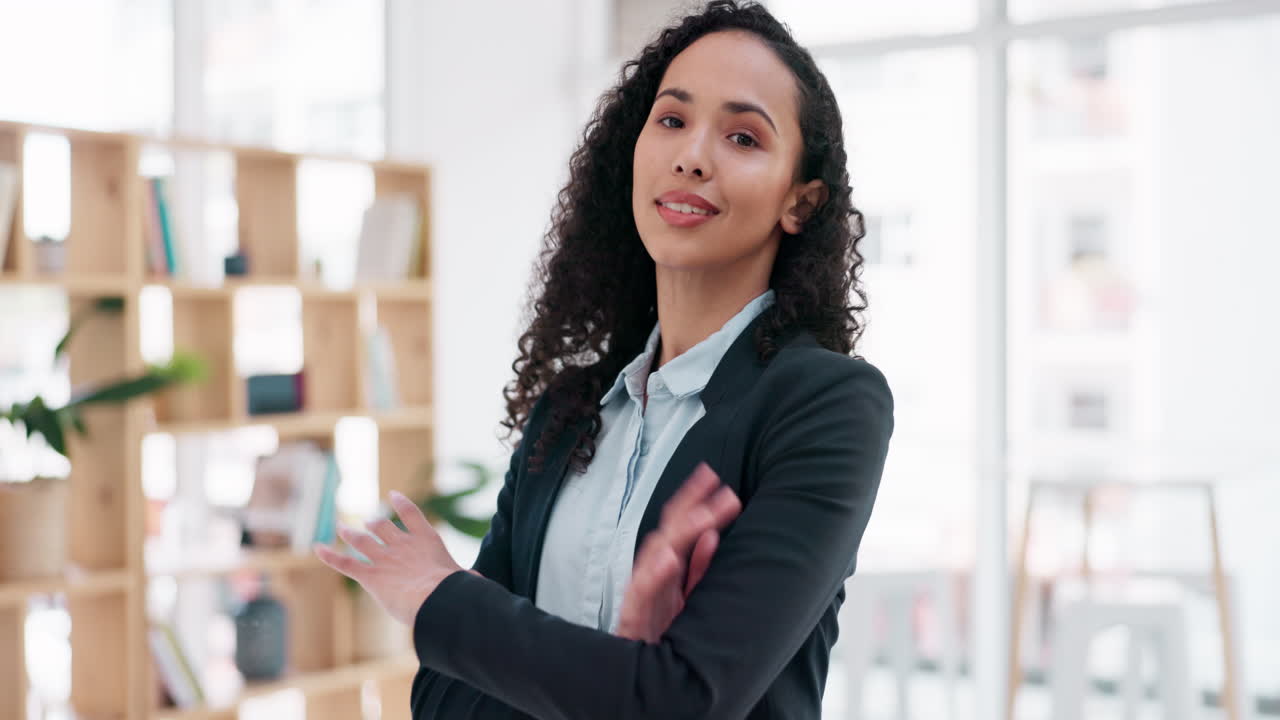 cara, abogado y mujer feliz con los brazos cruzados