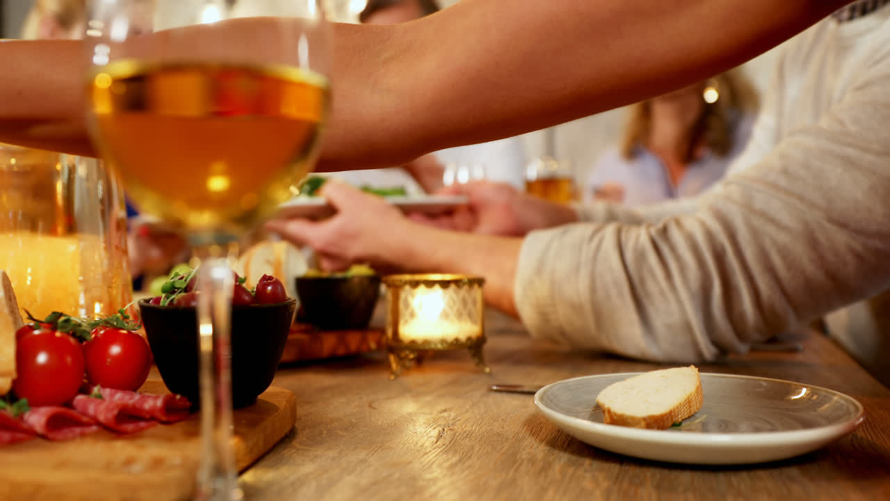 Venner spiser middag på restaurant 4K 4k