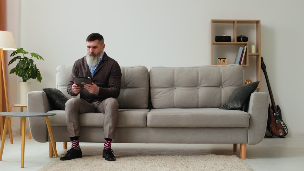 집에 있는 백인 남자