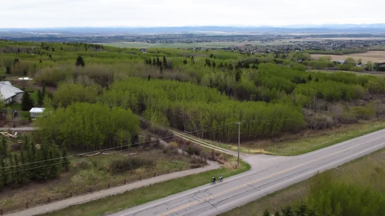 drone volando sobre el bosque en las afueras de calgary
