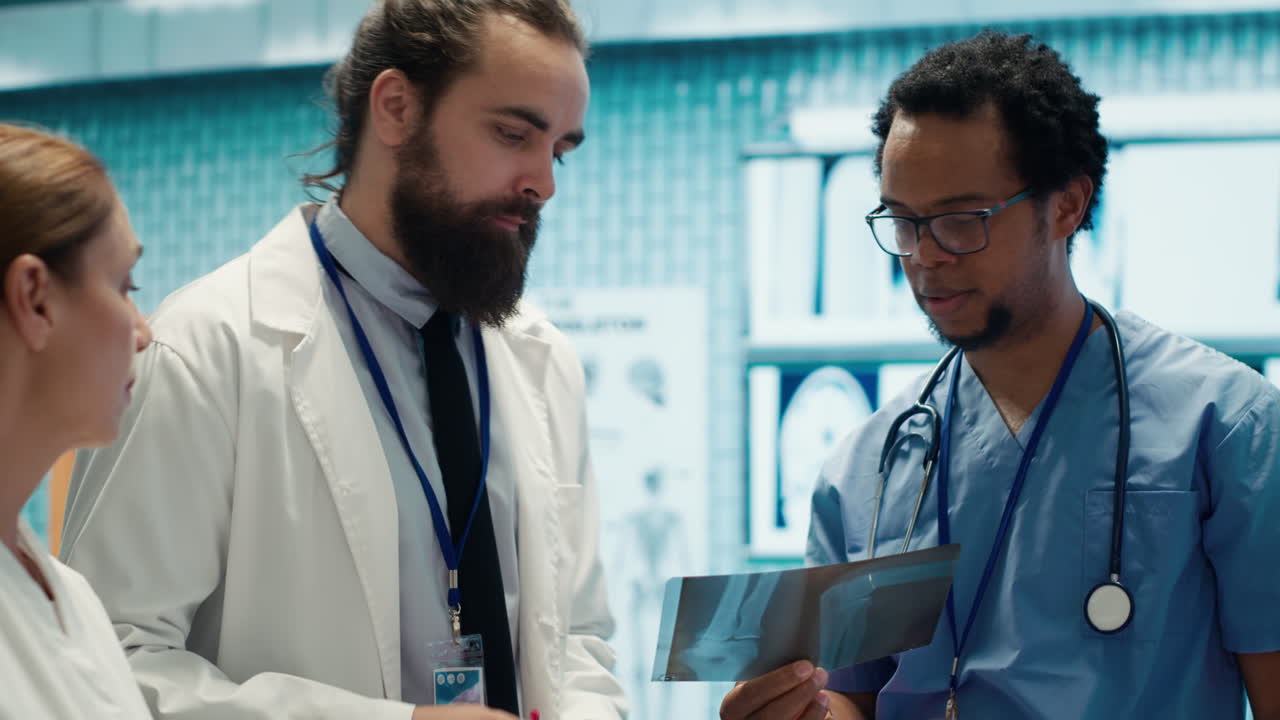 Doctors discussing x-ray results