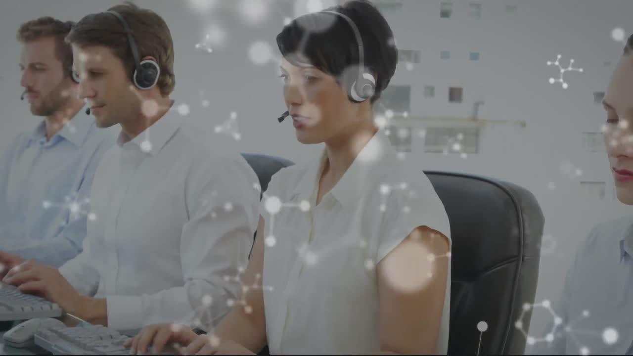 휴대폰 헤드 ⁇ 을 착용 한 사업가 들 위 에 움직이는 분자 들 의 애니메이션