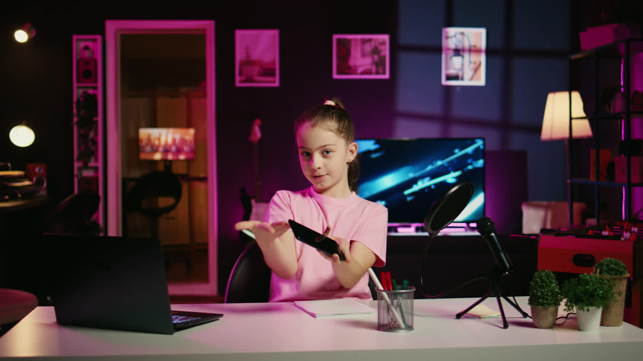 유쾌한 젊은 소녀 인플루언서가 휴대폰 기능을 소개하는 비디오를 녹화합니다.