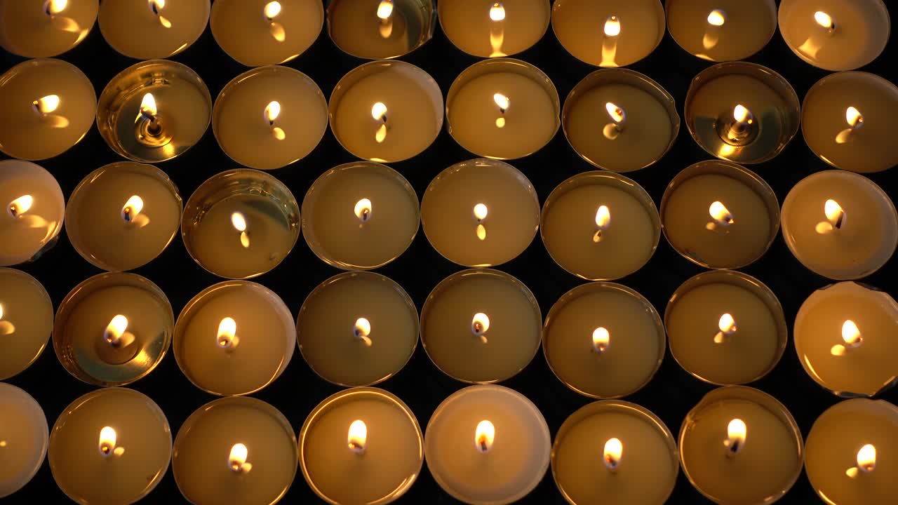 velas sobre un fondo negro.