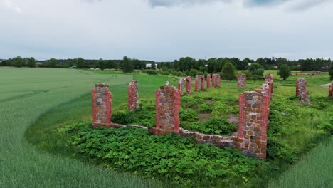 Ruinas-De-Un-Antiguo-Edificio-Que-Parece-Stonehenge,-Smiltene,-Letonia