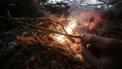 Cazadores-Encendiendo-Un-Fuego-Para-Mantenerse-Calientes-En-El-Invierno-En-Montana.