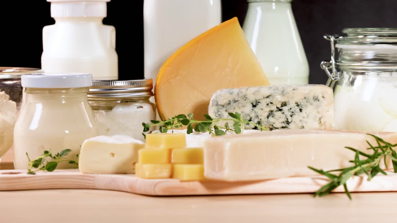 Produits laitiers assortis disposés sur une planche en bois